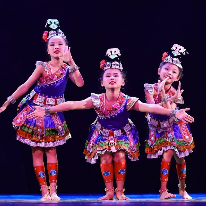 The tenth session of the small lotus style stepping on the colorful dance performance service children's Miao and Dai ethnic minority dance performance clothing