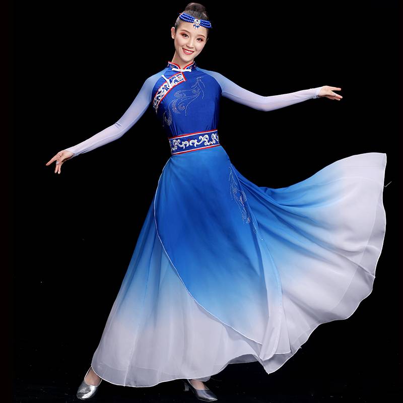 Mongols performing a dress suit for a modern-day ethnic dance bowl of chopsticks and a dress suit