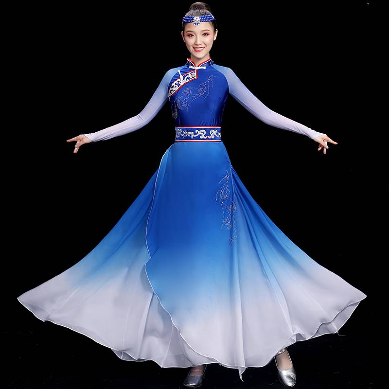 Mongols performing a dress suit for a modern-day ethnic dance bowl of chopsticks and a dress suit