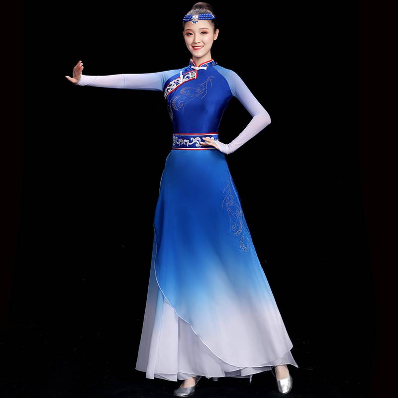 Mongols performing a dress suit for a modern-day ethnic dance bowl of chopsticks and a dress suit