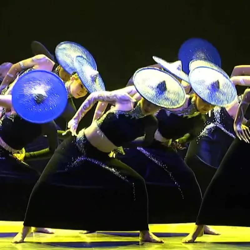 Twelfth China Dance Lotus Award is intoxicated by the National Dai Dance Liuyi Waist Girl Performance Skirt