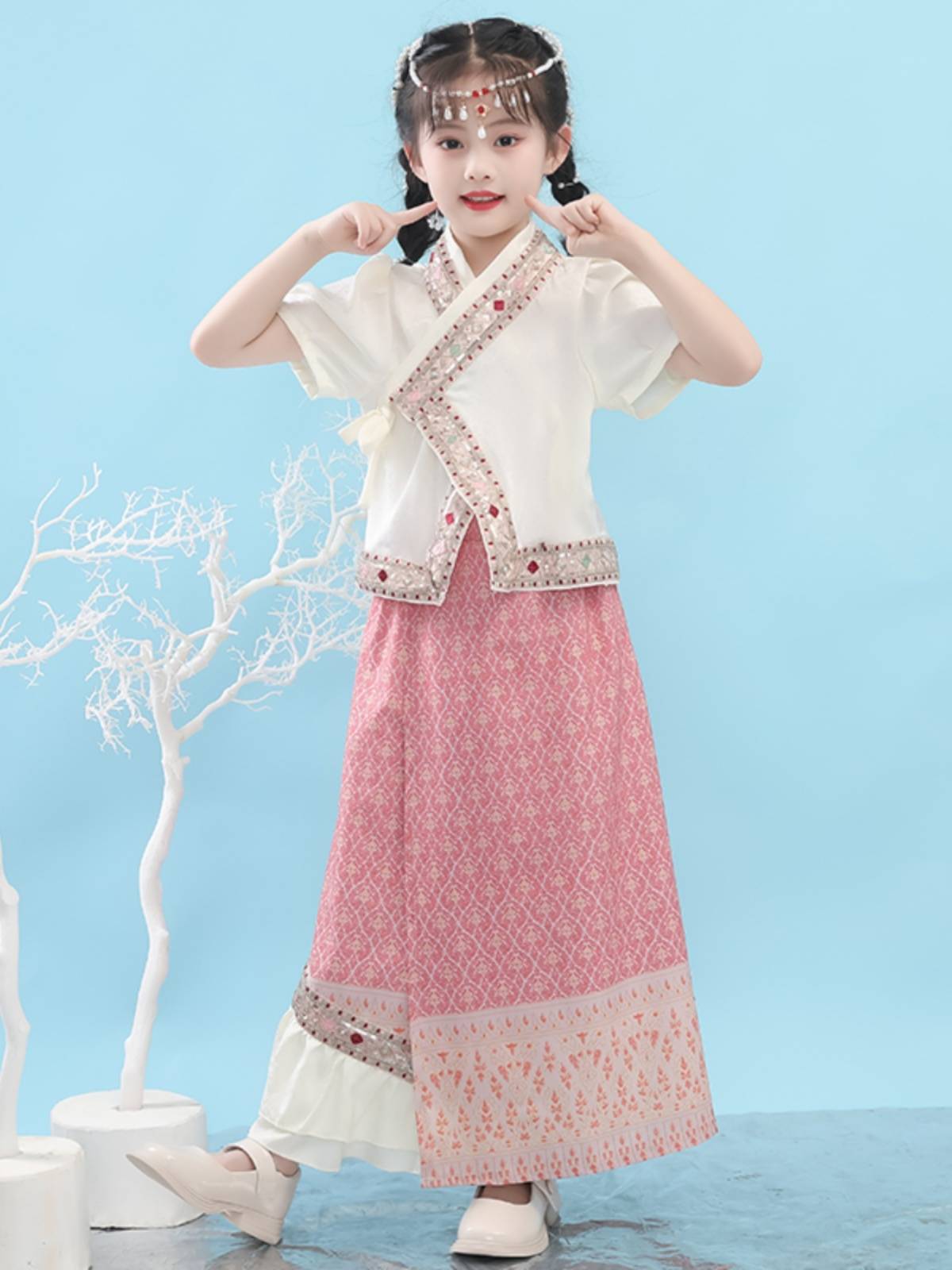 The new girl Dai children dance service children's performance service minority performance service service service Yunnan Xishuang Shuang version service