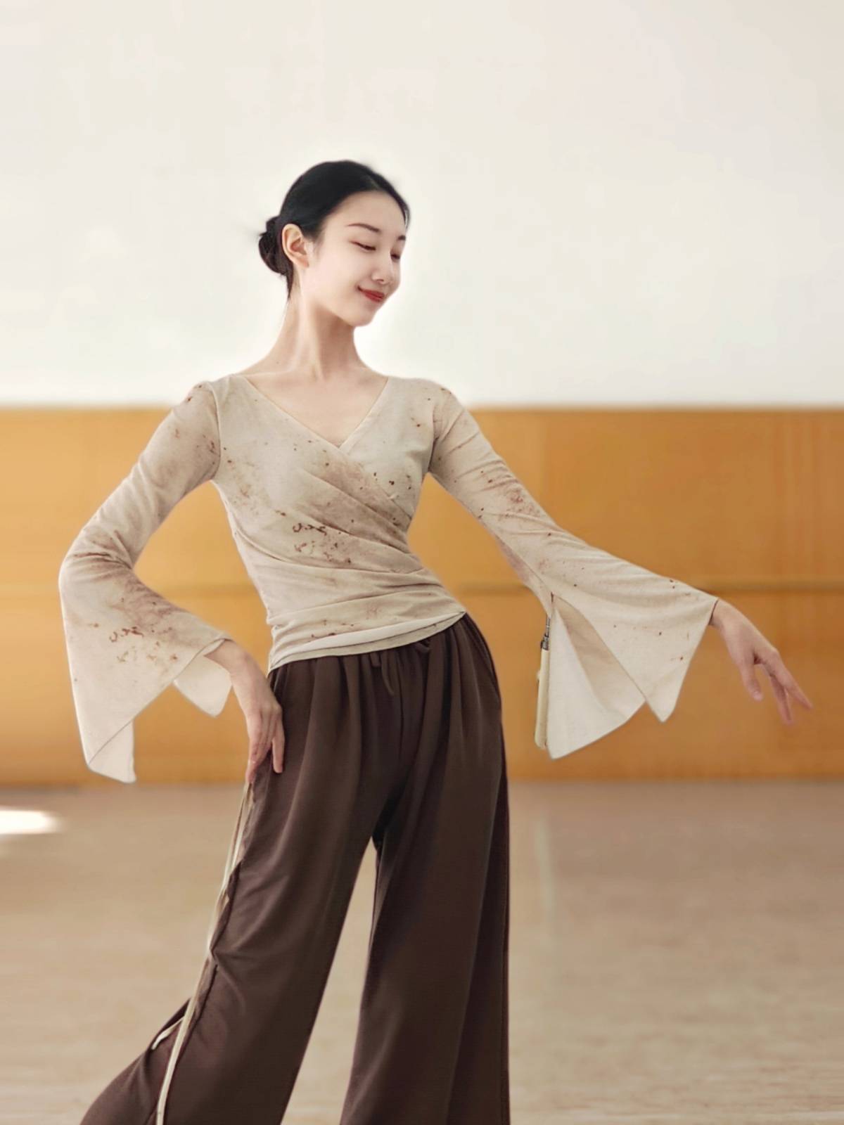 Chinese classical dance exercise female modern dance long sleeve top clothes, autumn and winter print dance service ethnic group