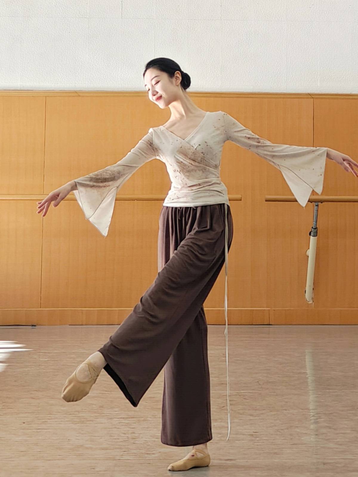 Chinese classical dance exercise female modern dance long sleeve top clothes, autumn and winter print dance service ethnic group