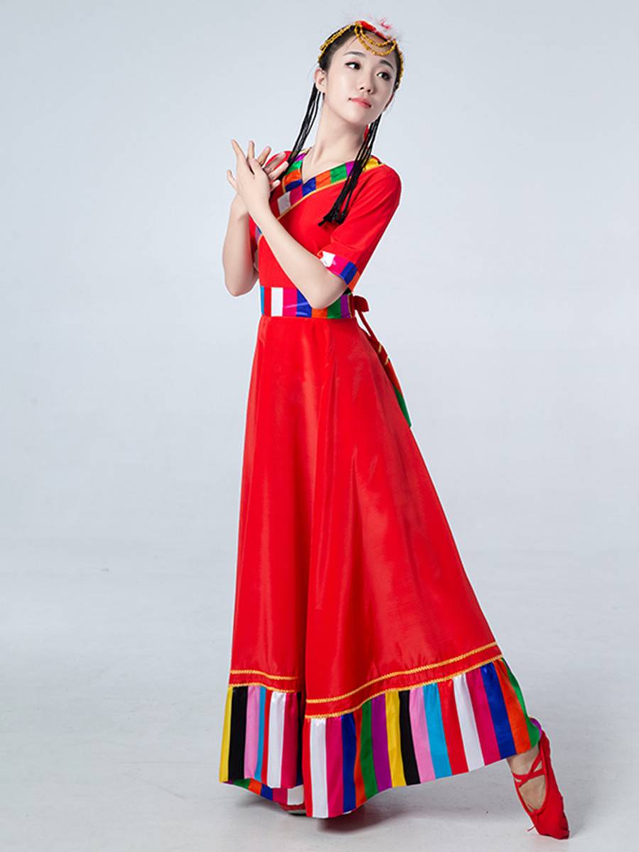 The Tibetans performed a dress for the Chinese People's Square semi-skirt dance show