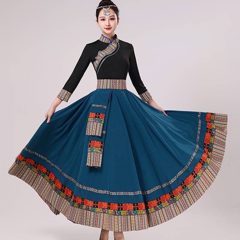 The Tibetan dance costume show, the ladies dance in the square, the ethnic minority practice, the half-dress dress