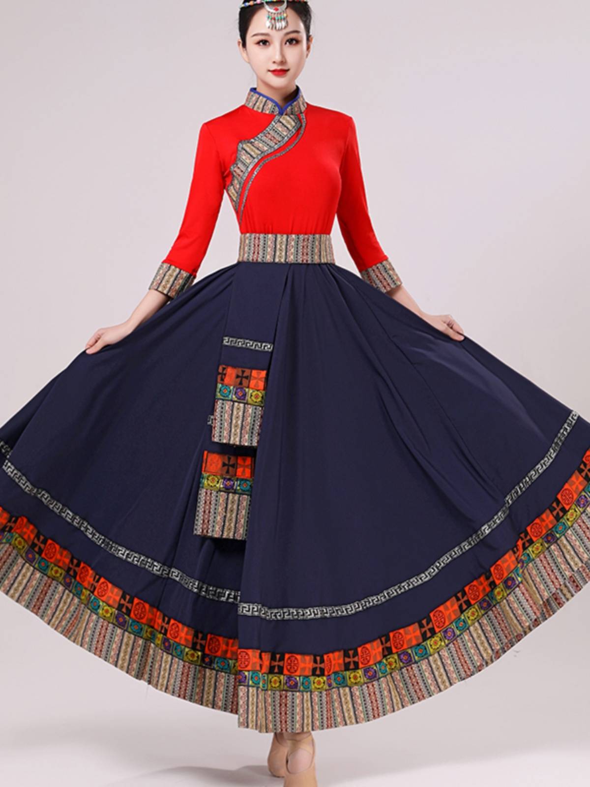 The Tibetan dance costume show, the ladies dance in the square, the ethnic minority practice, the half-dress dress