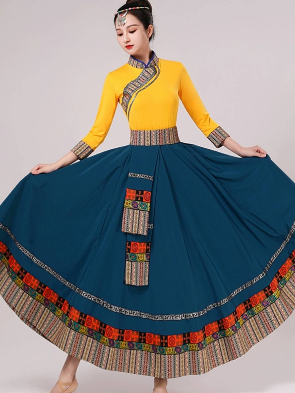 The Tibetan dance costume show, the ladies dance in the square, the ethnic minority practice, the half-dress dress