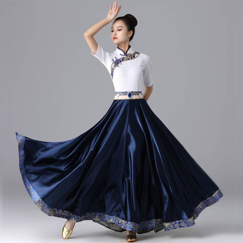 The Tibetan dance dress plaza danced in a tuxedo quiz to practice the long skirt stage national dress girl Mongol