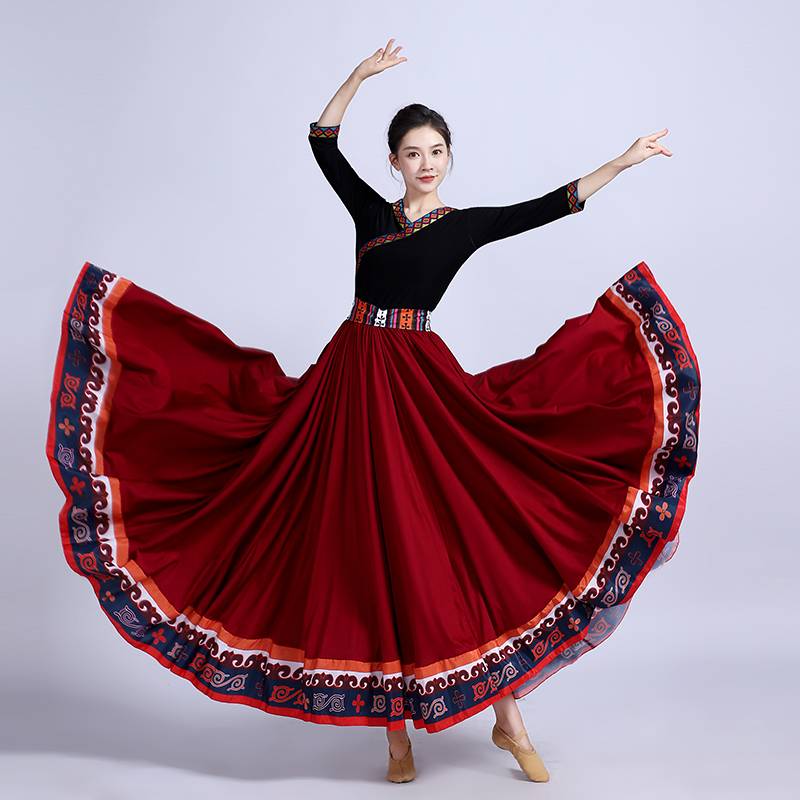 The Tibetan dance dress students practiced the dress and the Tibetan National Square dance dress