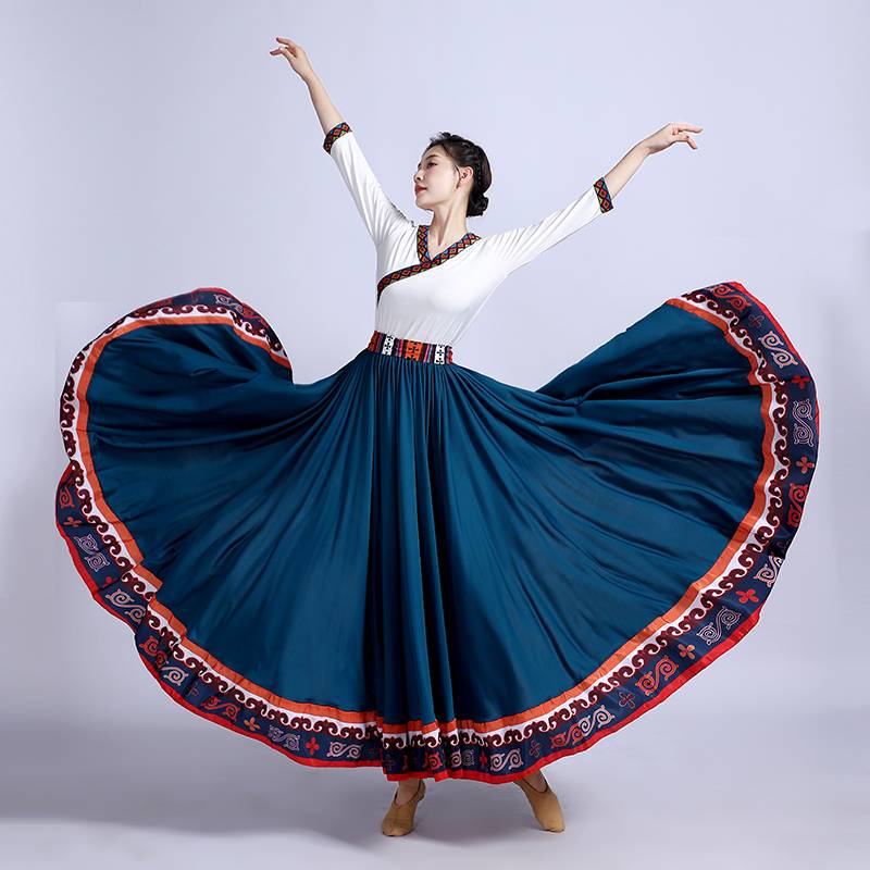 The Tibetan dance dress students practiced the dress and the Tibetan National Square dance dress