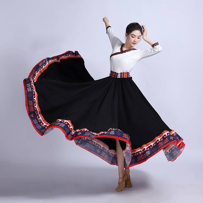 The Tibetan dance dress students practiced the dress and the Tibetan National Square dance dress