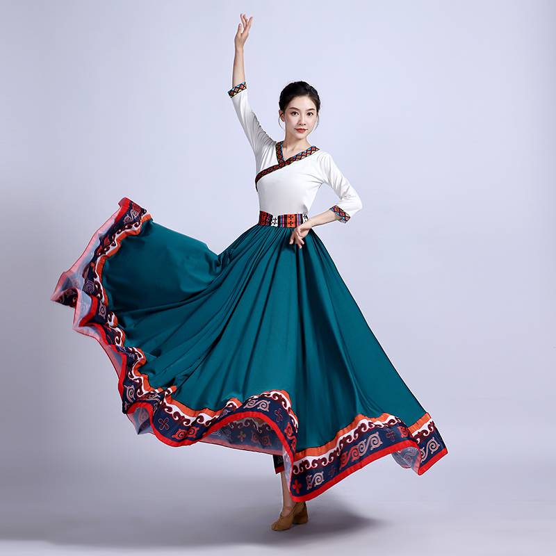 The Tibetan dance dress students practiced the dress and the Tibetan National Square dance dress