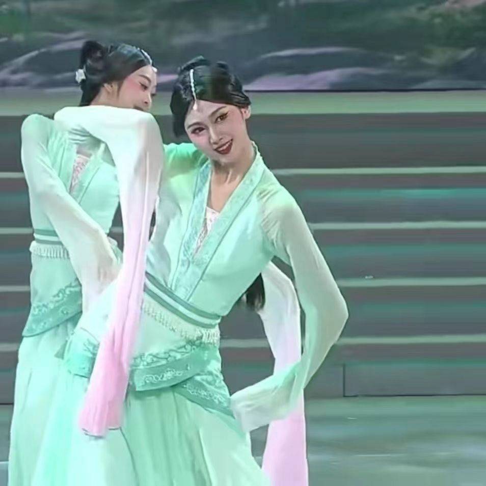 2024 Spring Festival Gala Spring Classical Dance New National Dance Hanfu's elegant adults throwing sleeves performed Chinese style