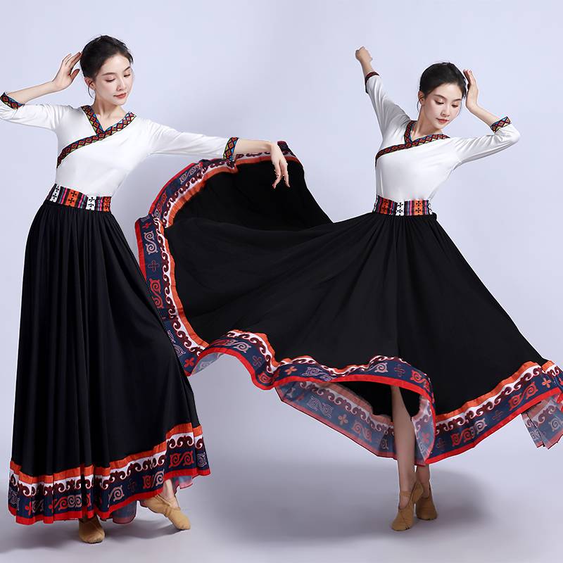 The Tibetan dance women's exam practiced a tuxedo, a Mongolian plaza dance dress