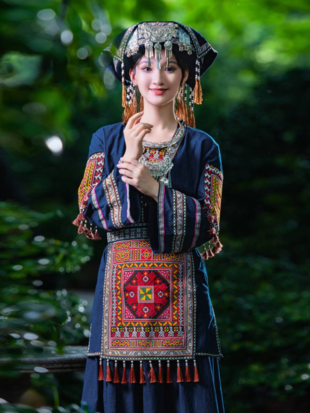 Guangxi Yao ethnic minority clothing female dance performance features characteristic Yunnan Miao and Dong Tujia clothing