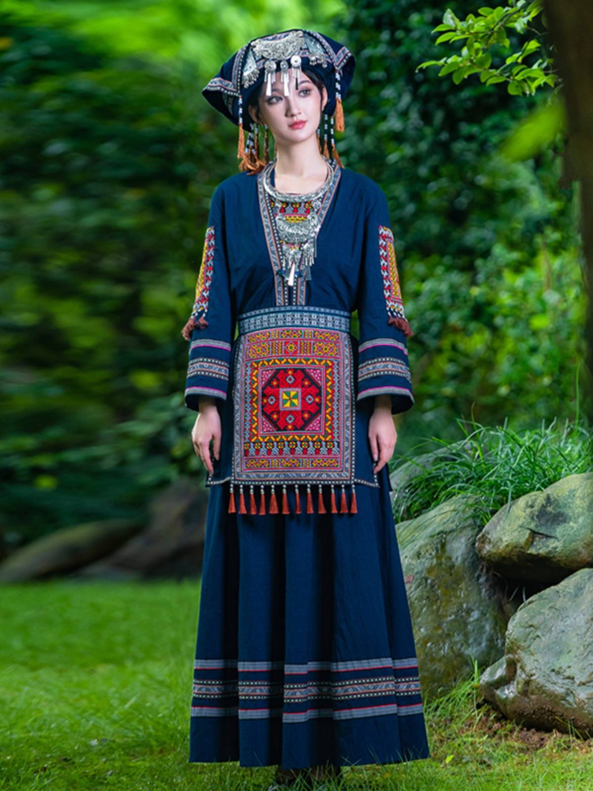 Guangxi Yao ethnic minority clothing female dance performance features characteristic Yunnan Miao and Dong Tujia clothing