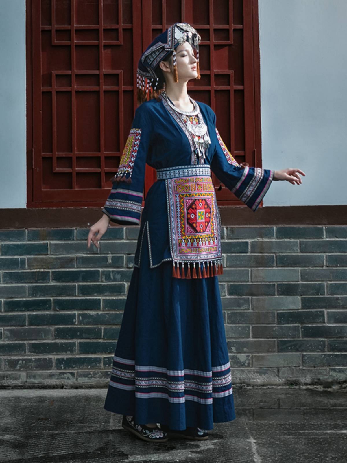 Guangxi Yao ethnic minority clothing female dance performance features characteristic Yunnan Miao and Dong Tujia clothing