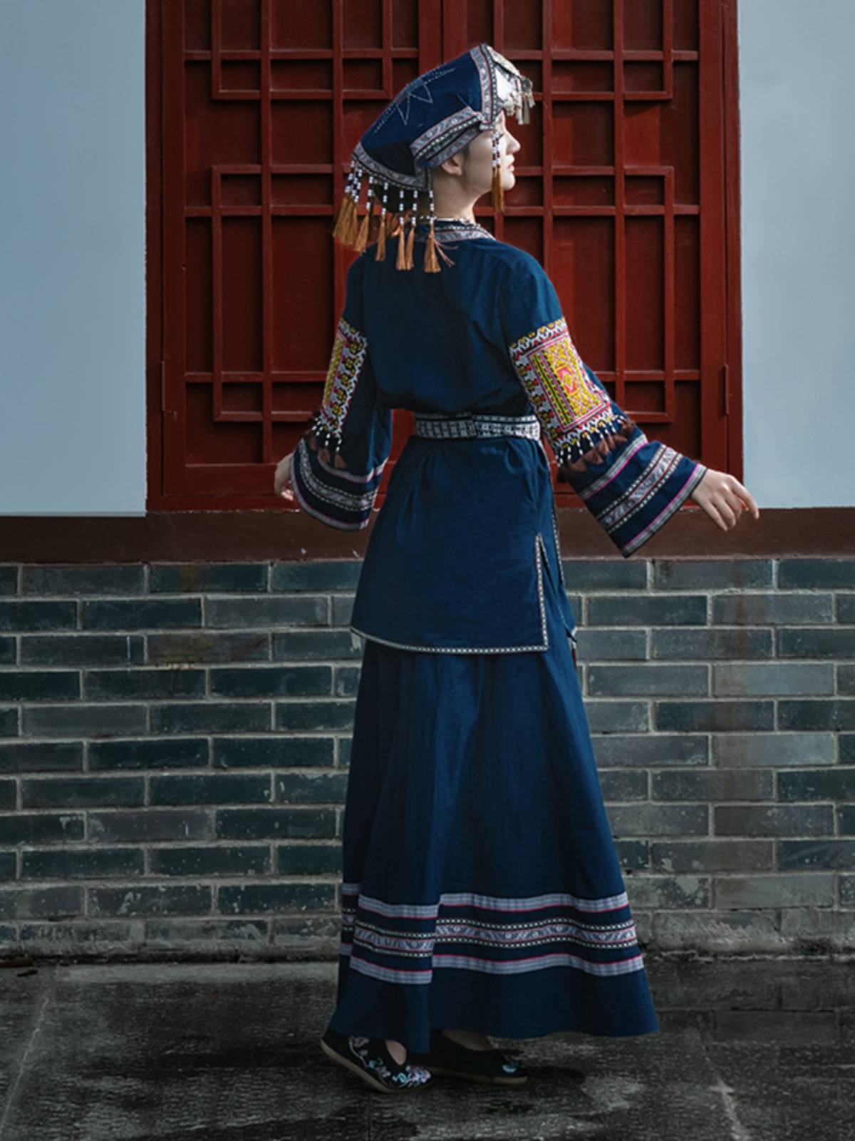 Guangxi Yao ethnic minority clothing female dance performance features characteristic Yunnan Miao and Dong Tujia clothing