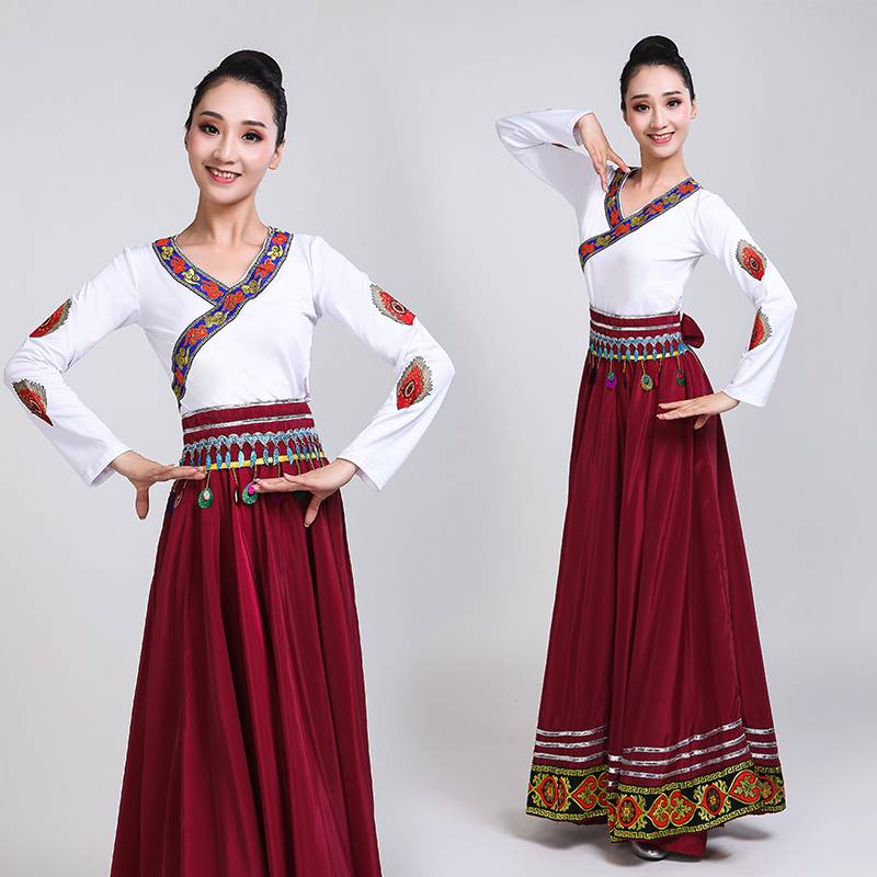 The Tibetan plaza girl dances a new dress and exercises a long-skirt-natured dress girl