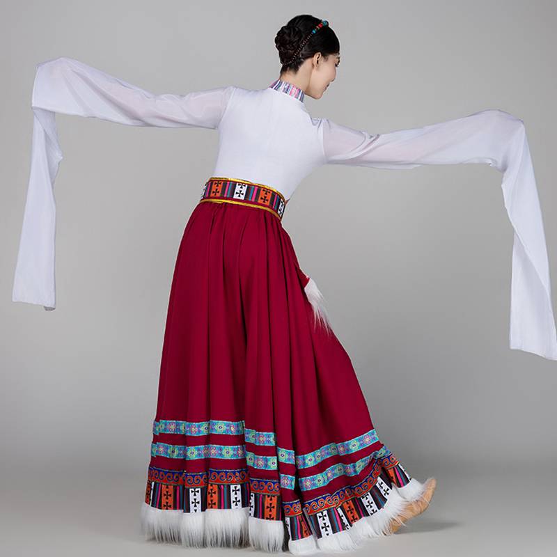 The Tibetan dance dress practiced a long skirt dance for the women in the top shirts