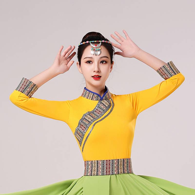 Tibetan dance and dress women in plaza dance and dance