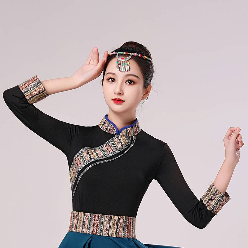 Tibetan dance and dress women in plaza dance and dance