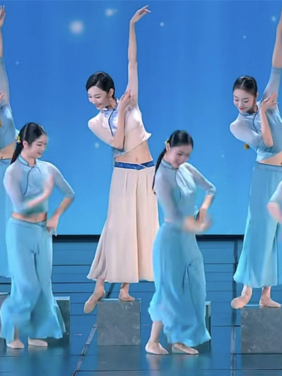 The new Spring Festival Gala dance service shows the water Qingyou women's group dance classical dance Chinese style national uniform