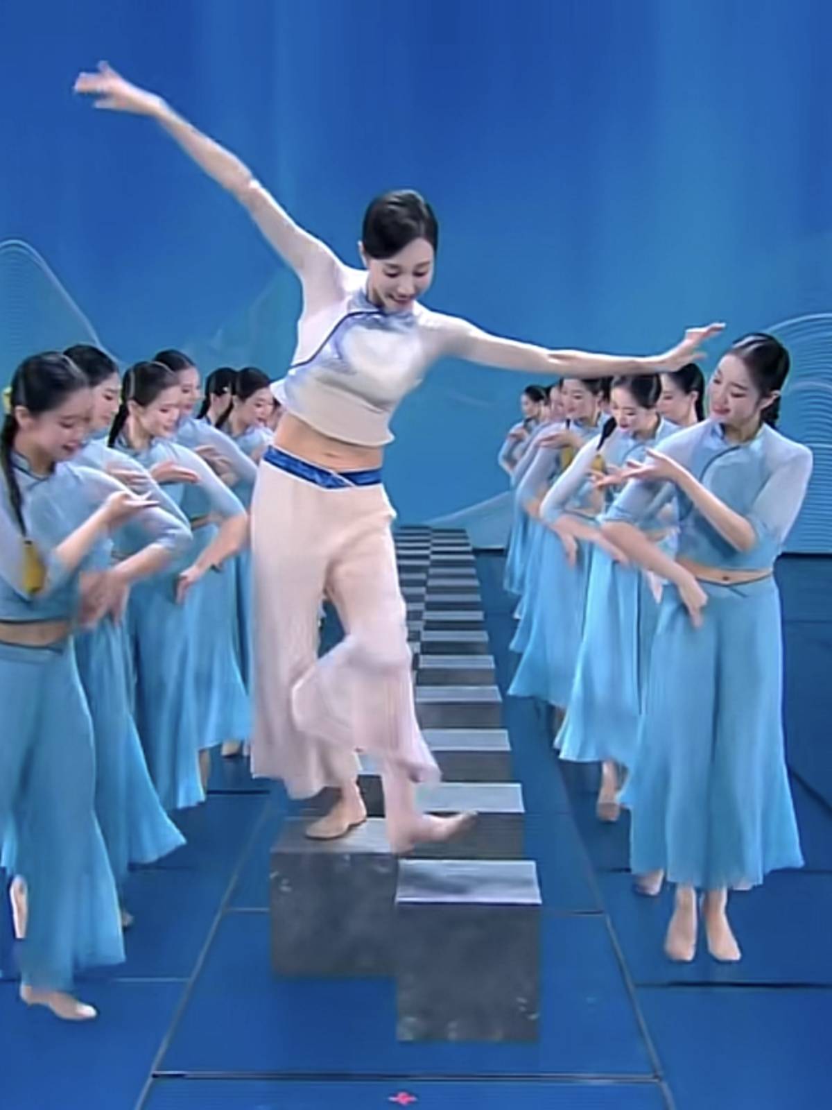 The new Spring Festival Gala dance service shows the water Qingyou women's group dance classical dance Chinese style national uniform