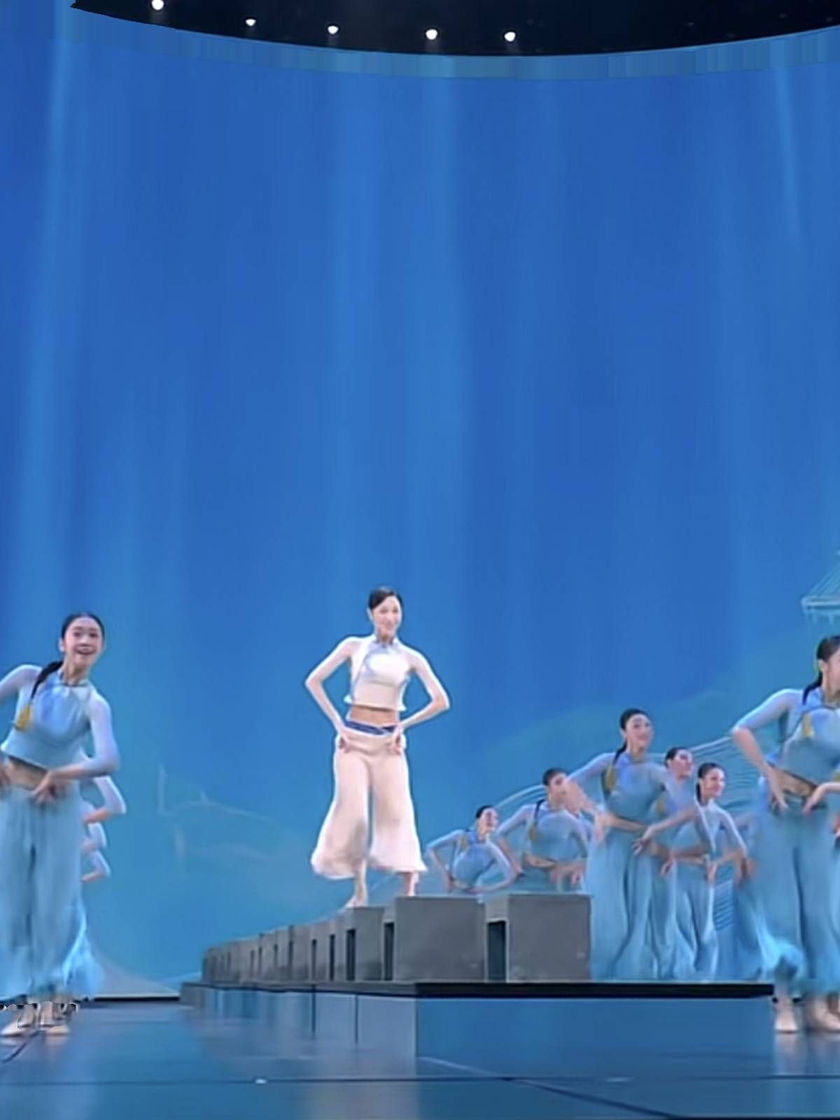 The new Spring Festival Gala dance service shows the water Qingyou women's group dance classical dance Chinese style national uniform