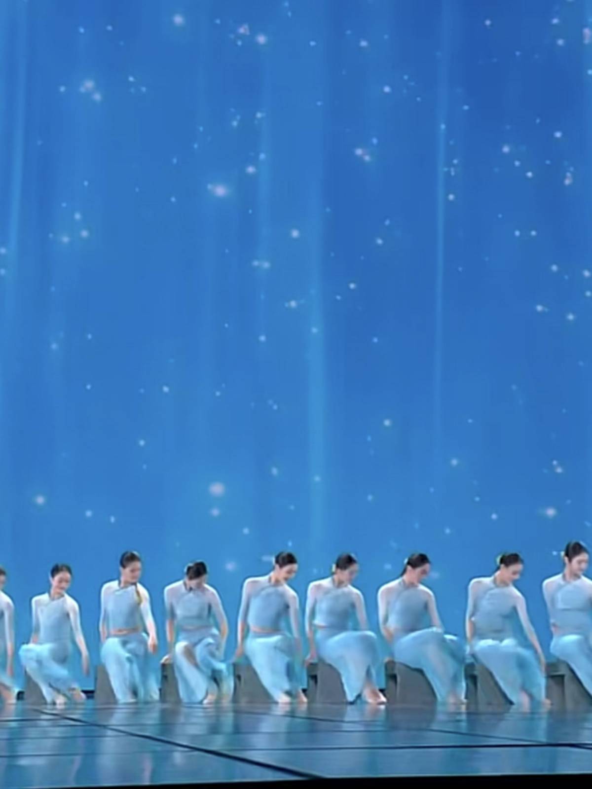 The new Spring Festival Gala dance service shows the water Qingyou women's group dance classical dance Chinese style national uniform