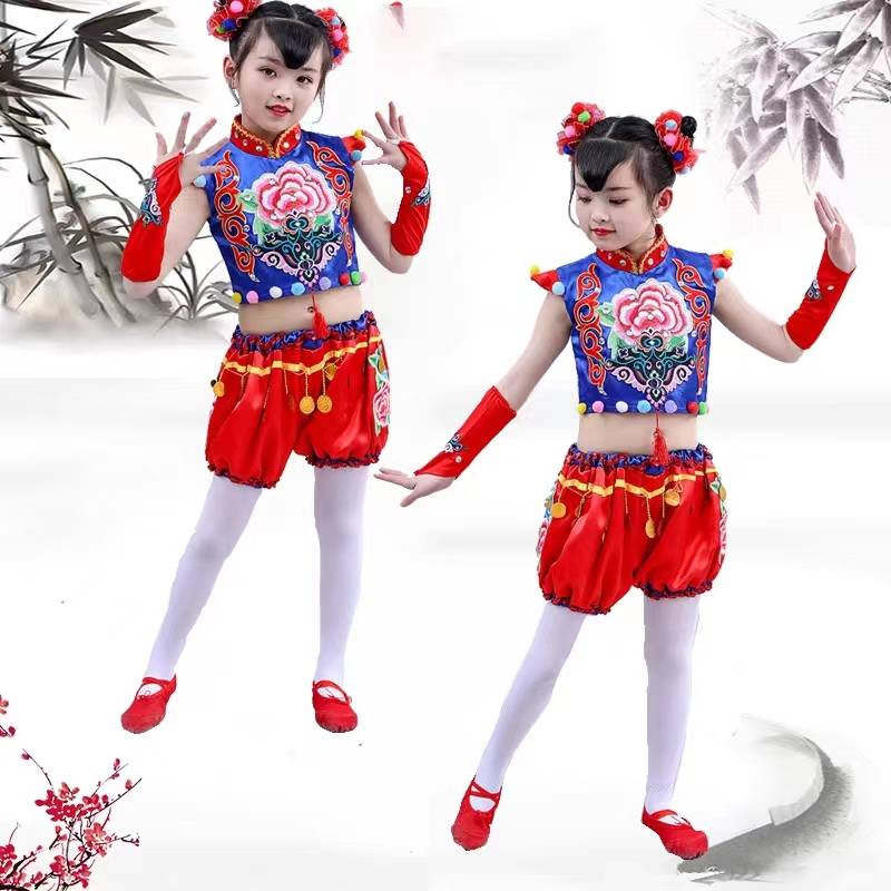 June 1 men and women, the same Chinese dream national festive lantern pants, Yangge opened the door of the red elementary school student opening dance show