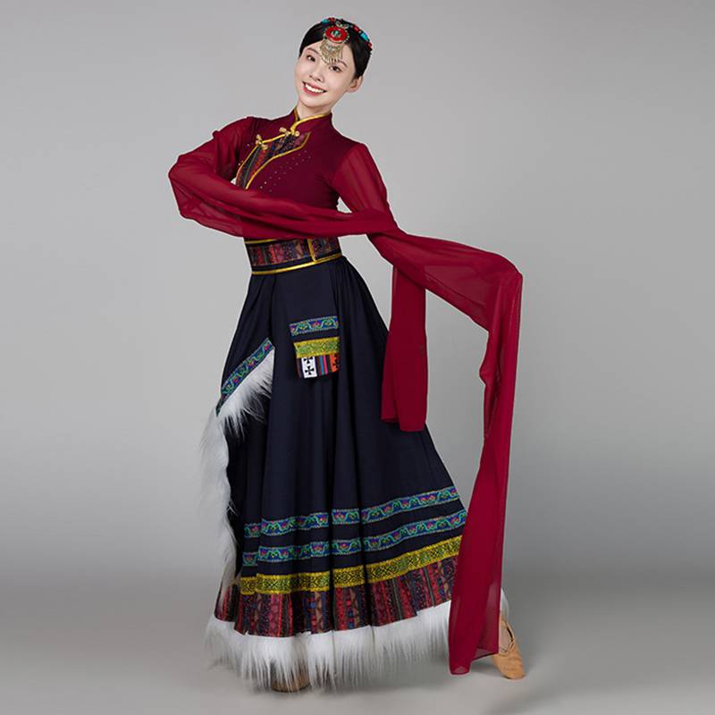 The Tibetan dance troupe, the tiggered ethnic dance adult, performed the student performance stage
