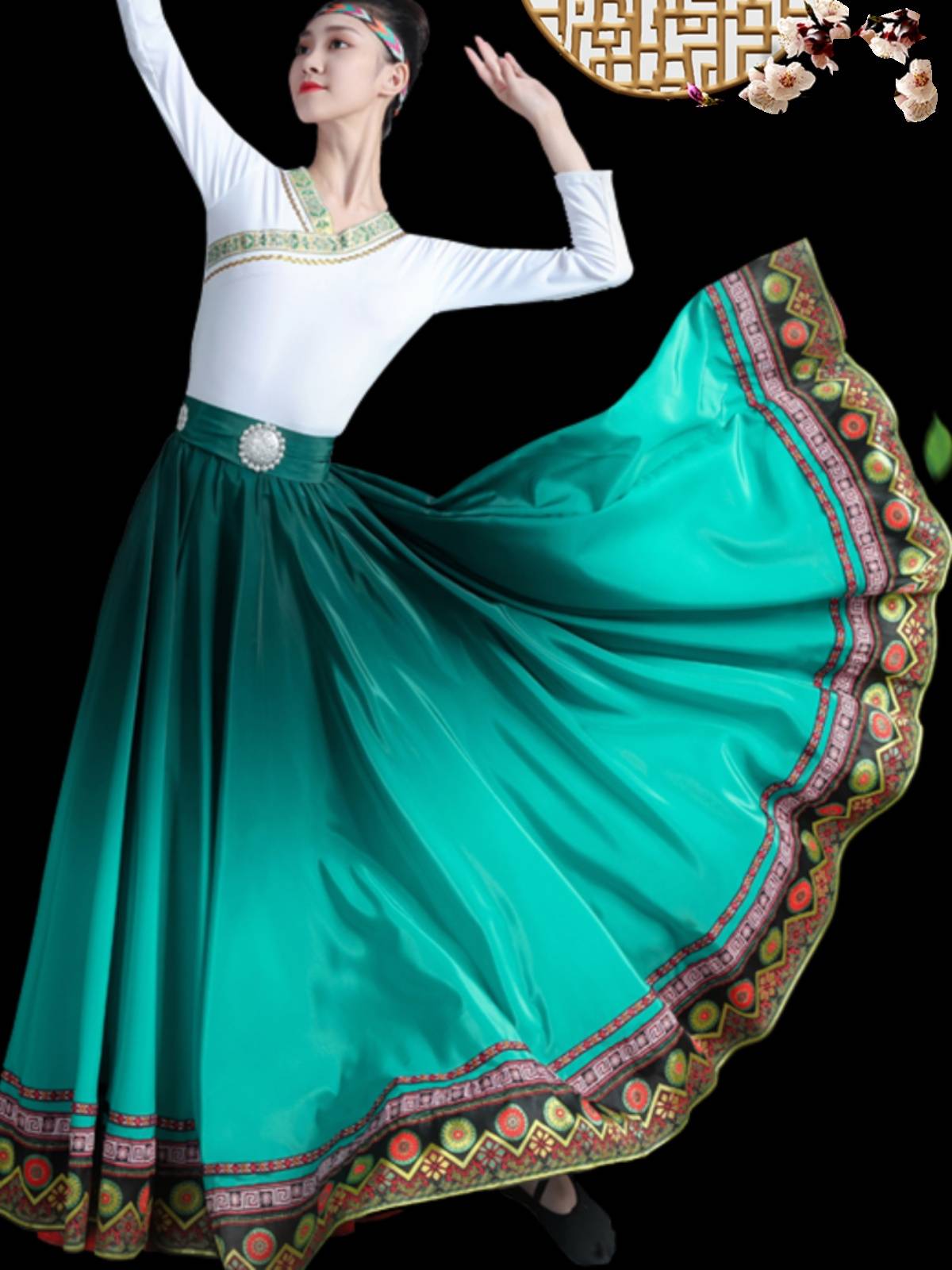 The Tibetan women in costume dances danced in the Mongol Minority Square plaques