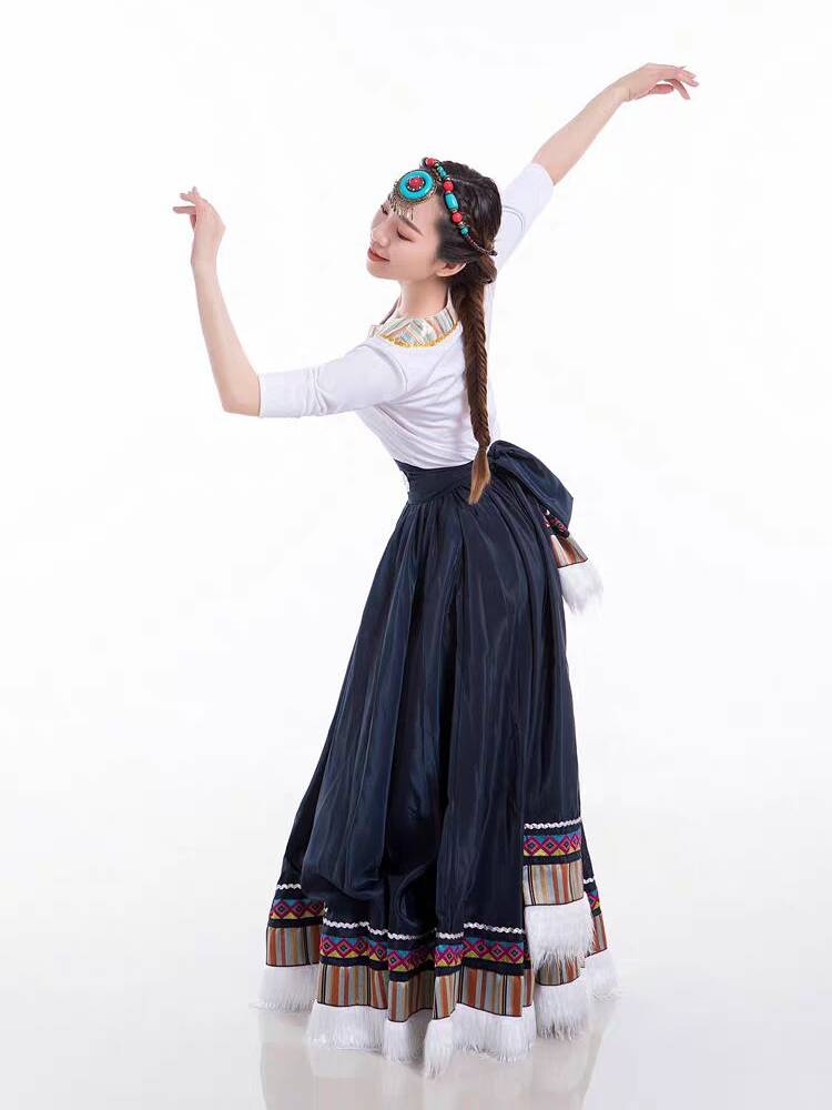 The Tibetan dance dress semi-navigational examination practiced a dance dress for the plaza students