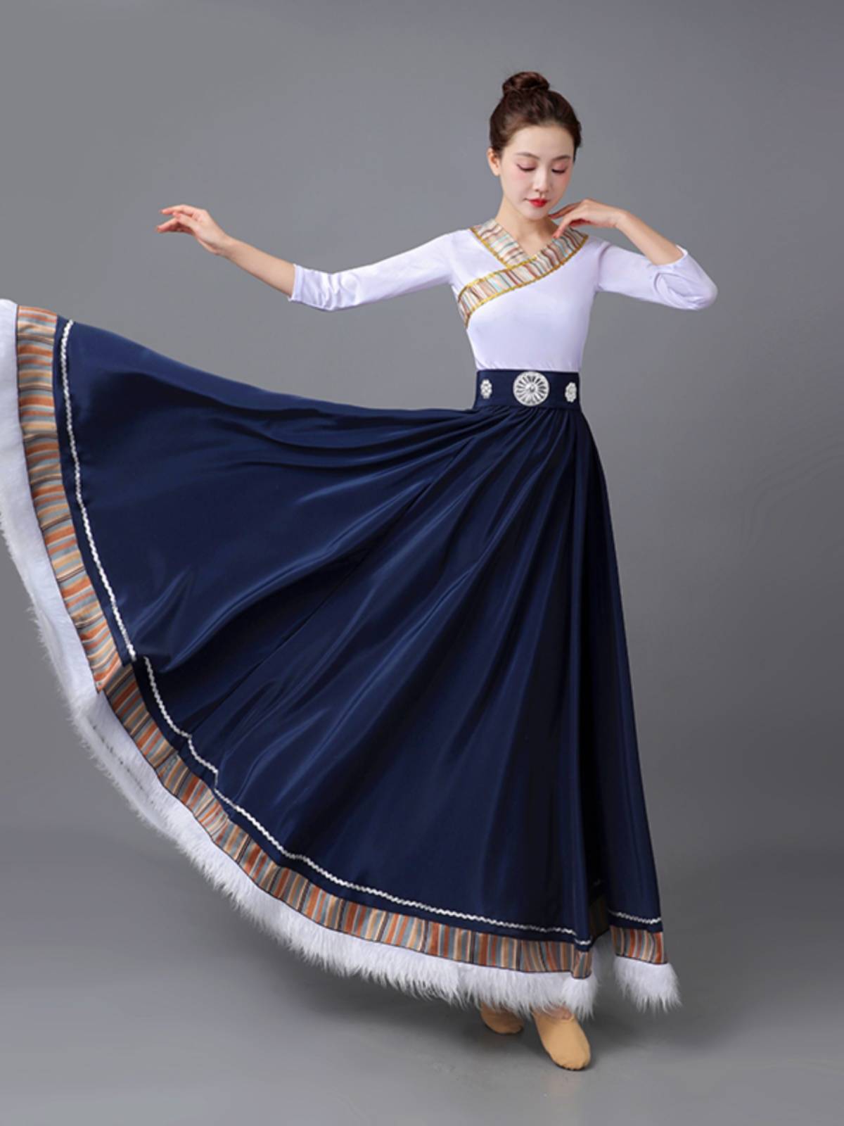 The Tibetan dance dress semi-navigational examination practiced a dance dress for the plaza students