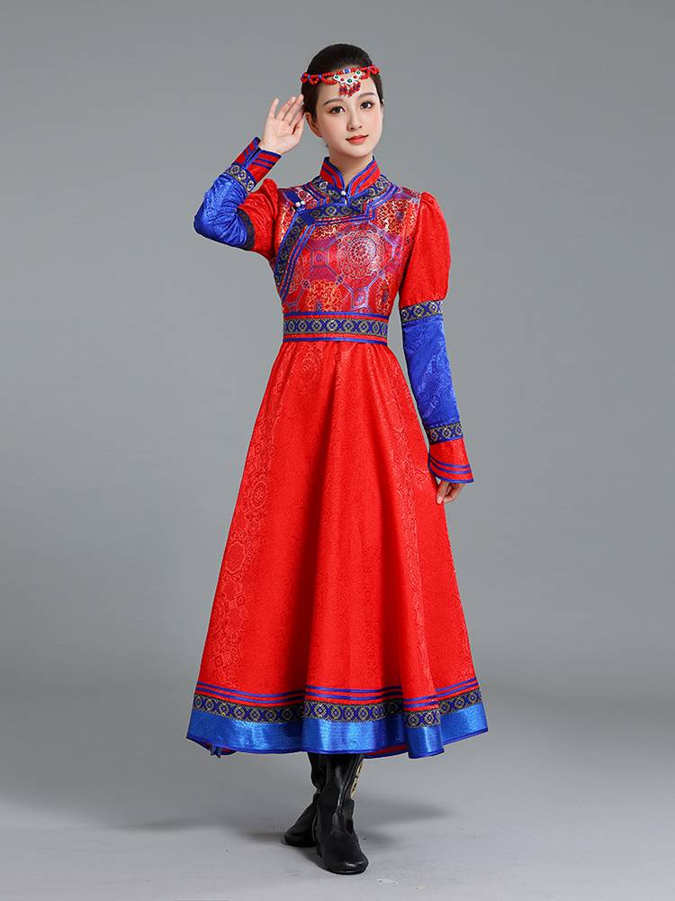 Mongol ladies danced with Mongol robes and blizzards for ethnic minorities