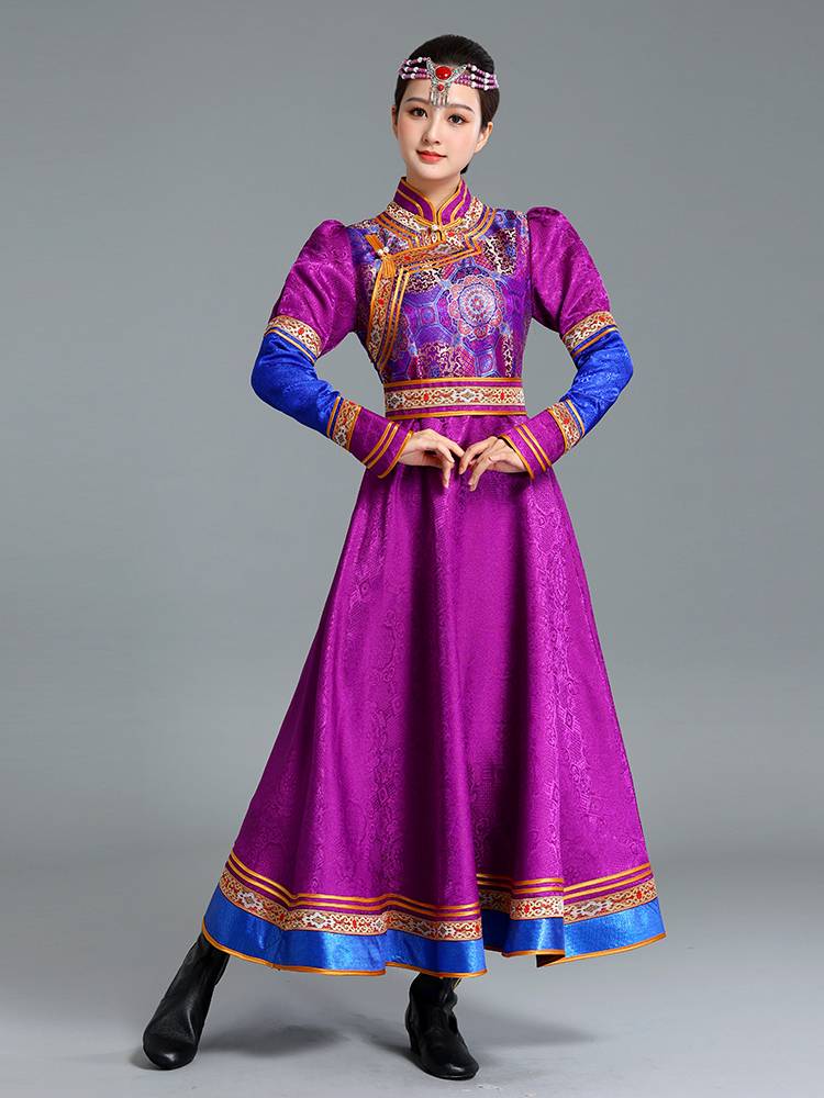 Mongol ladies danced with Mongol robes and blizzards for ethnic minorities