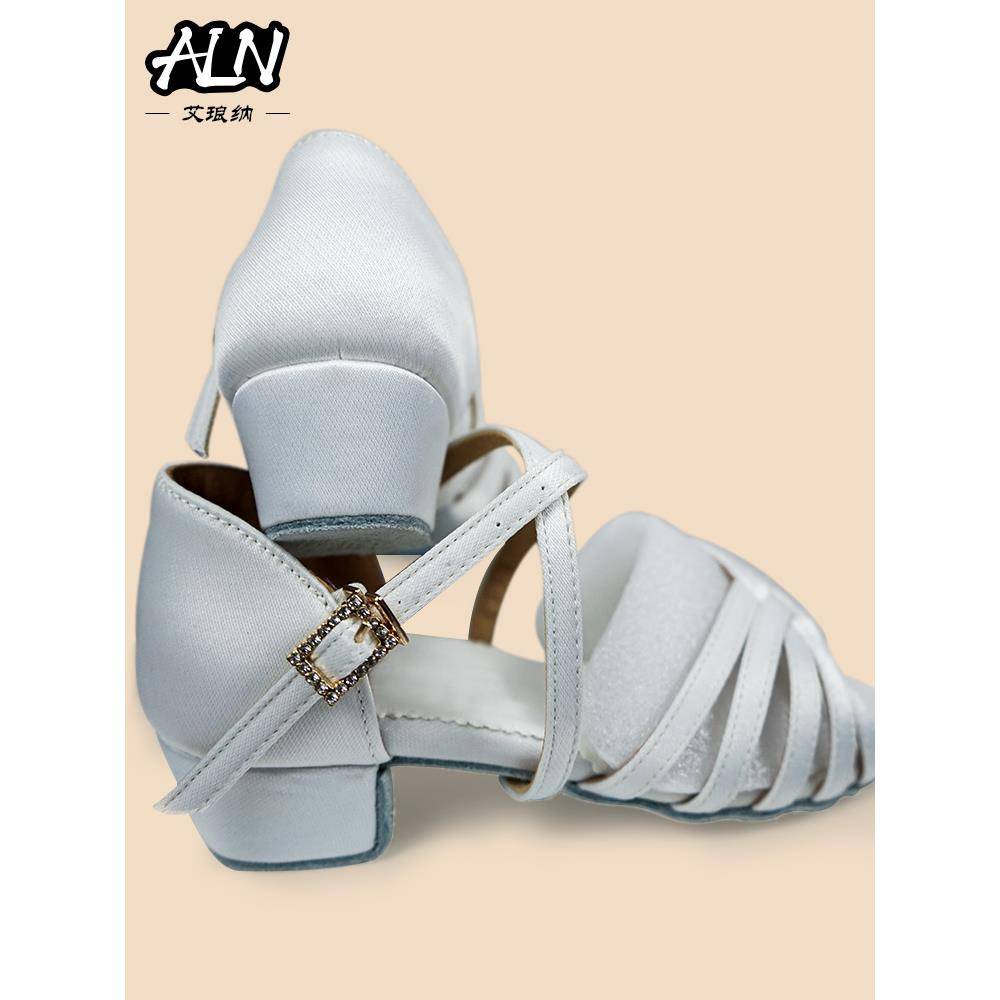 Girls and Children's Professional Latin Dance Shoes Girls Soft Bottom Mid -heels Mid -heels Contest Dance Children's Beginners Little White Shoes