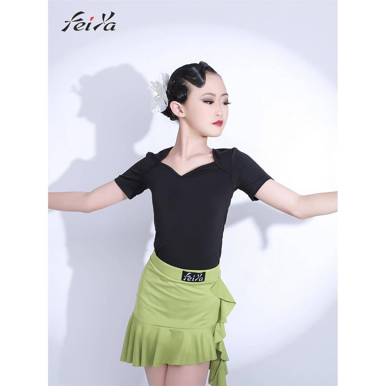 The new girl with the Latin dance dress, the Fyya kid, trained for the summer kid with short long-sleeved hips