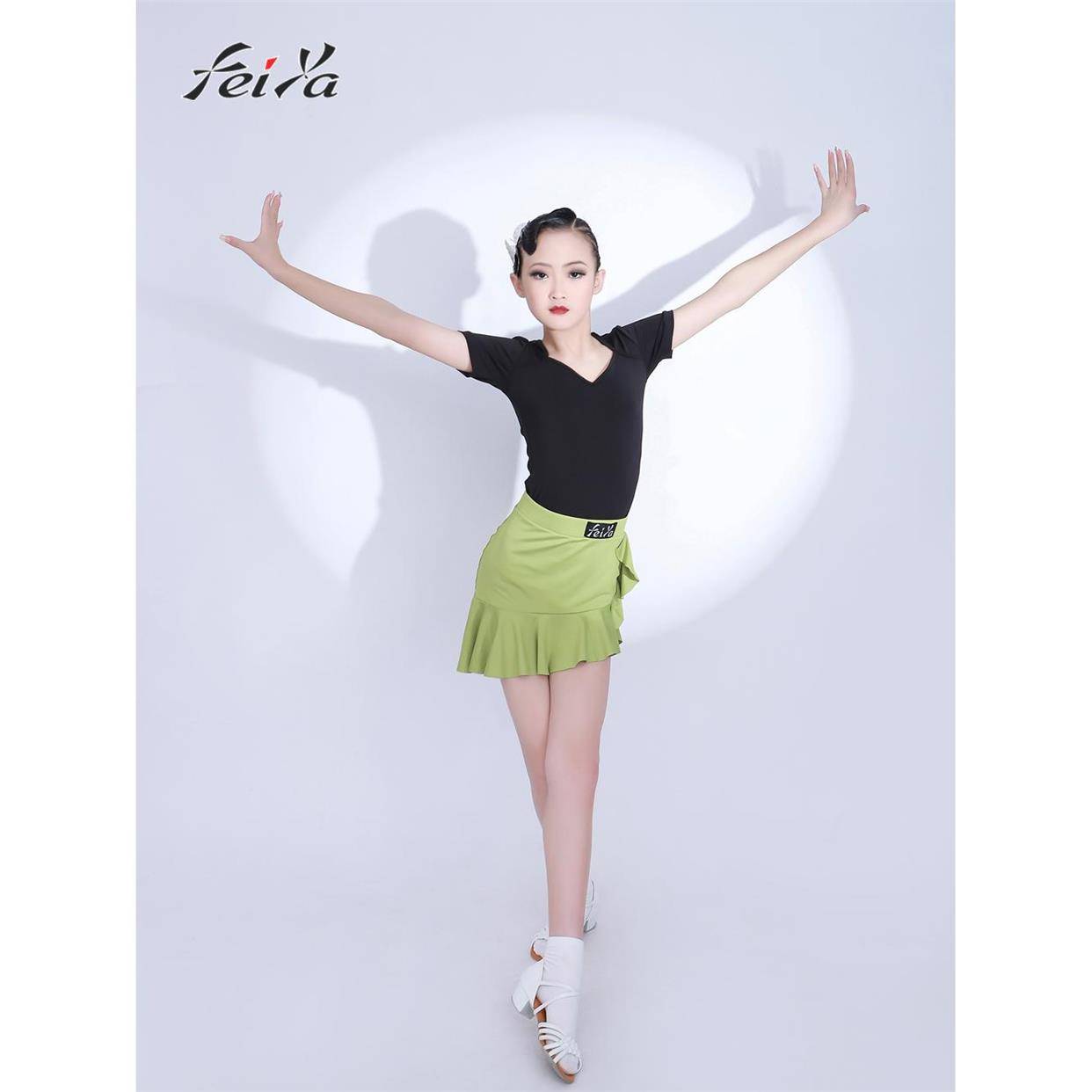The new girl with the Latin dance dress, the Fyya kid, trained for the summer kid with short long-sleeved hips
