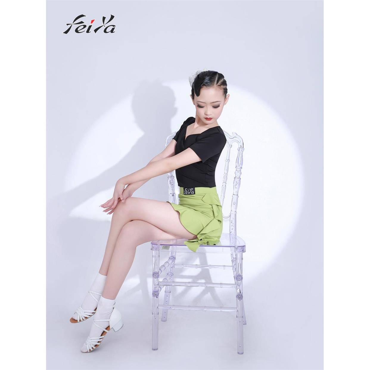 The new girl with the Latin dance dress, the Fyya kid, trained for the summer kid with short long-sleeved hips