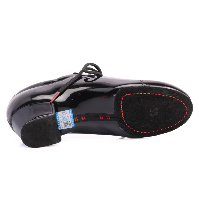 Bette's little Latin at the bottom of the two-point-old boy boy boy's professional dance shoes