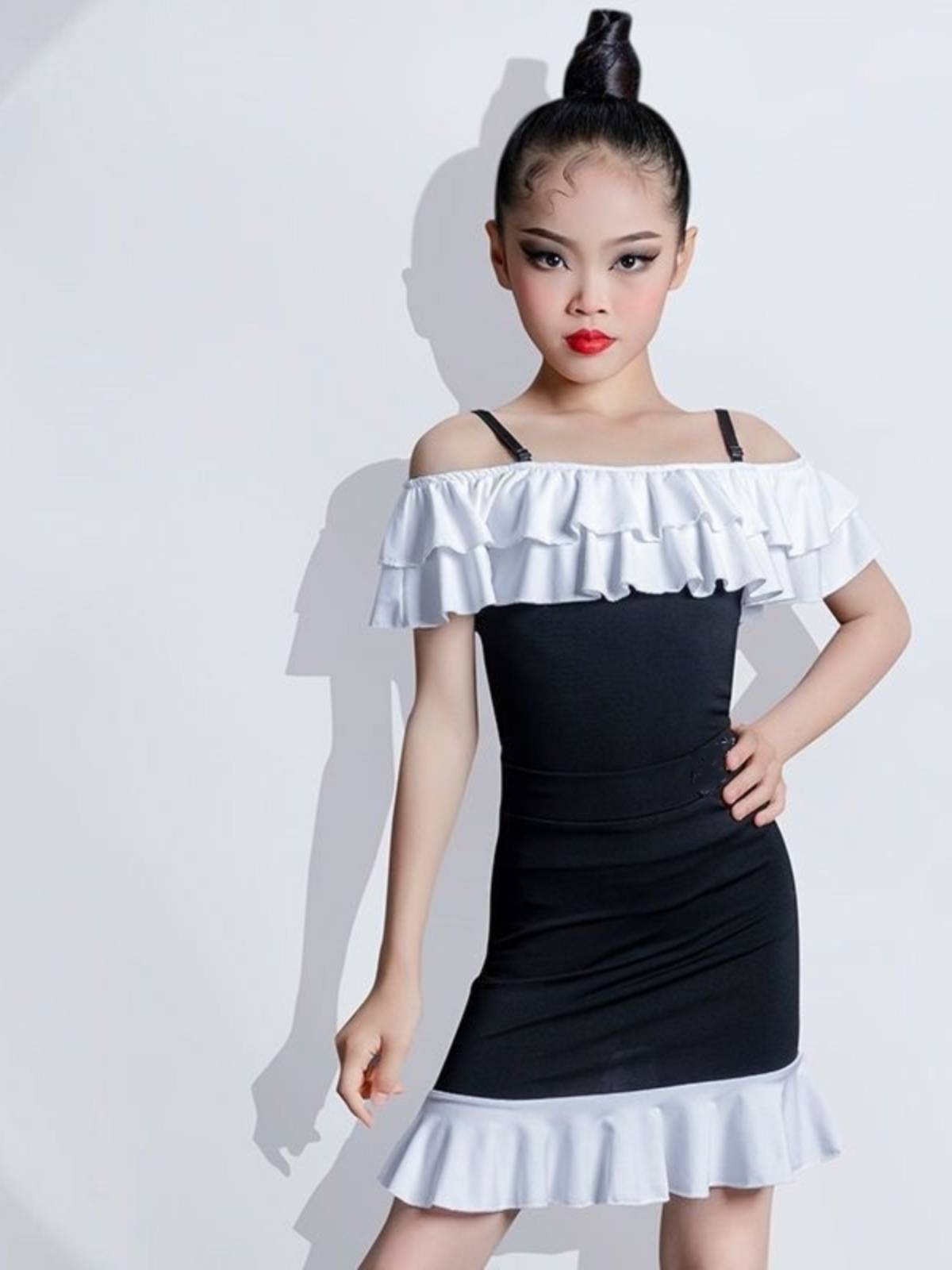 2024 new professional children Latin dance service girl practice black and white stitching net red suspenders skirt high -level sensation summer summer