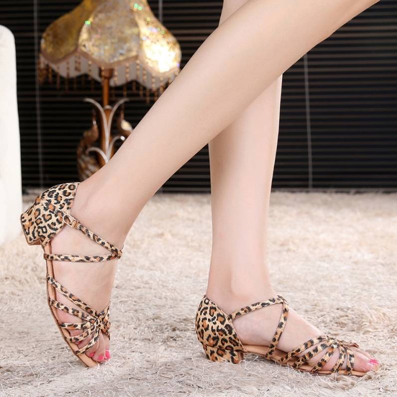Latin Dance Shoes Girls Competition Children's Dance Examination Practice Low Heels Professional Don’t Tiring Black and White Dance Shoes