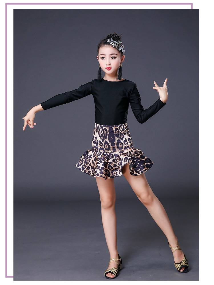 Round collar long sleeves and leopards