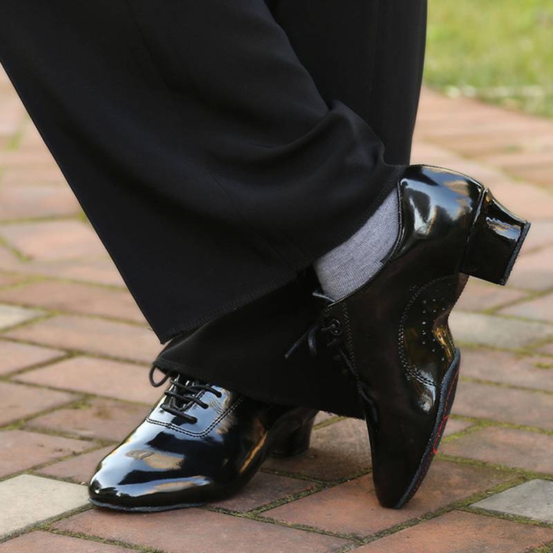 Latin dance shoes adult boys soft leather patent leather black just soft bottom denim two -point professional Lunba dance shoes