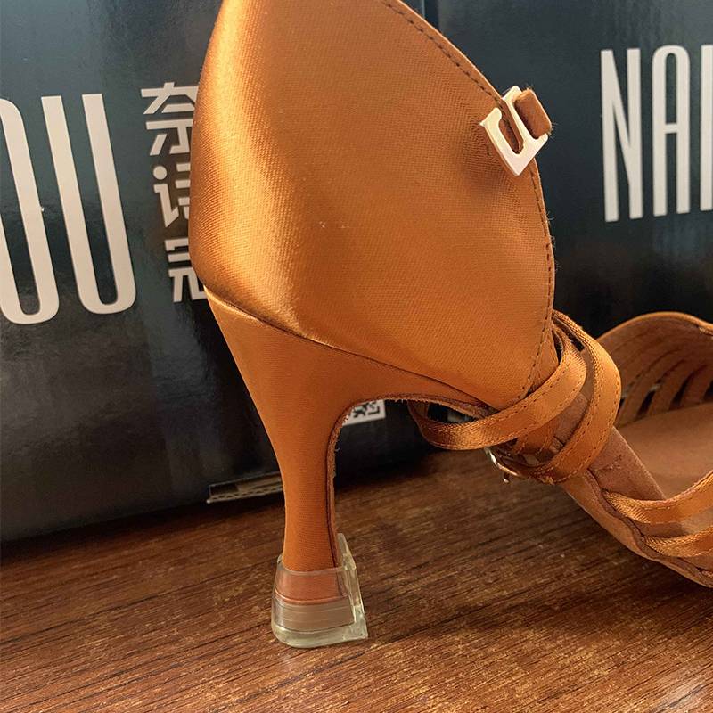 ♪ With a Latin heel and a transparent engupo heel protection ♪