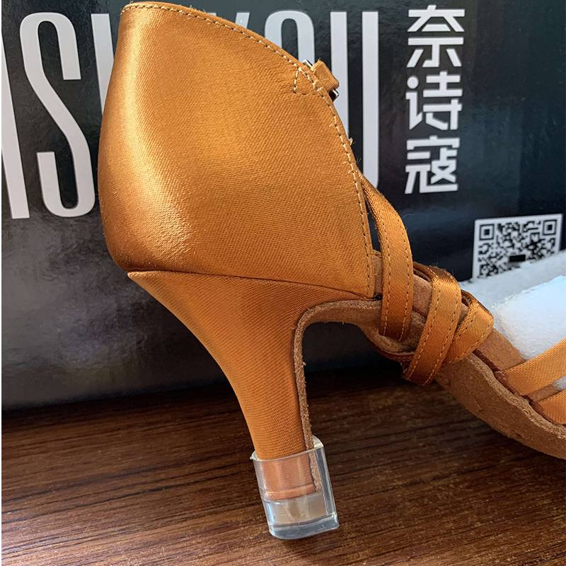 ♪ With a Latin heel and a transparent engupo heel protection ♪