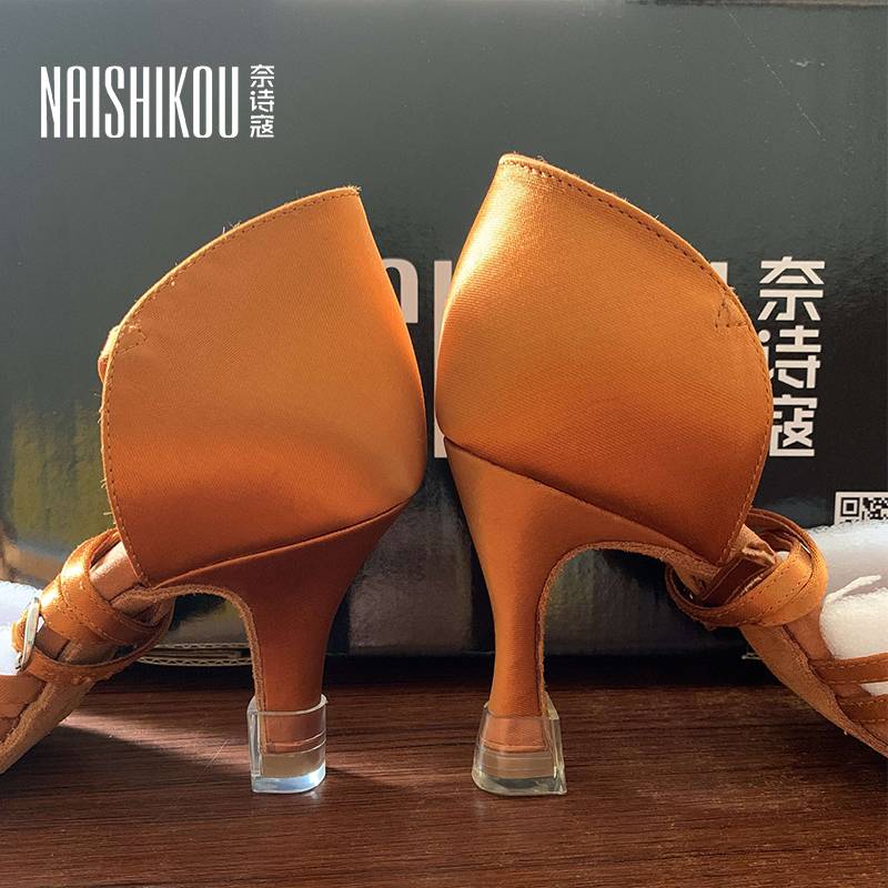 ♪ With a Latin heel and a transparent engupo heel protection ♪